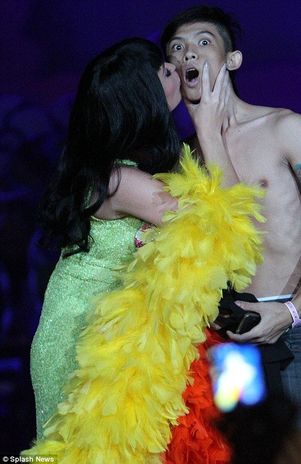 Katy Perry besó a fanático en Indonesia
