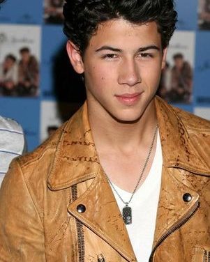 Nick Jonas podría desnudarse en el escenario