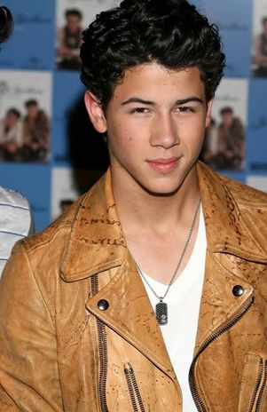 Nick Jonas podría desnudarse en el escenario