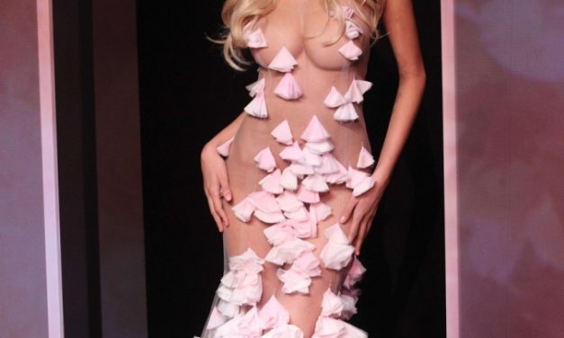 Ex prostituta, Zahia Dehar presenta colección de lencería en París (+Fotos)