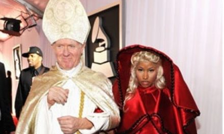 Nicki Minaj llegó a los Grammy acompañada de »El Papa»