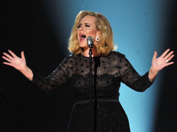 Adele arrasó en unos Grammy marcados por la muerte de Whitney Houston