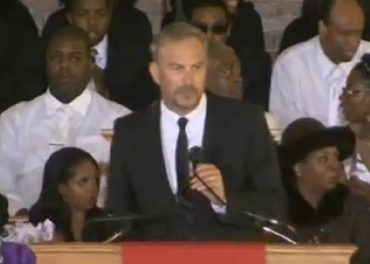 Kevin Costner recibe ovación de pie en funeral de Whitney