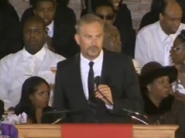 Kevin Costner recibe ovación de pie en funeral de Whitney