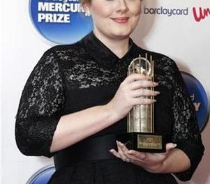 Fans de Adele atacan a diseñador Karl Lagerfield, que criticó el peso de la cantante