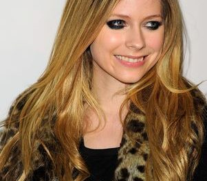 Los diseños de Avril Lavigne se vuelven más maduros