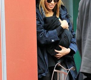 Beyoncé sale por primera vez a la calle con su hija