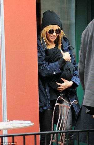 Beyoncé sale por primera vez a la calle con su hija