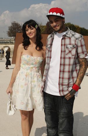 Katy Perry encuentra consuelo en su exnovio Travis McCoy