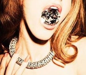 Lana Del Rey posa con diamantes en portada de revista