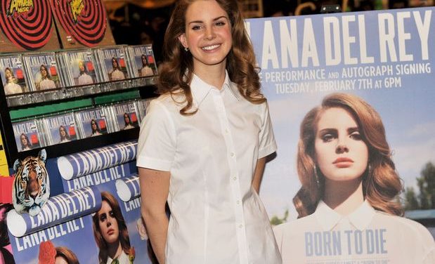 Firma de modas Mulberry, lanza bolso inspirado en Lana Del Rey