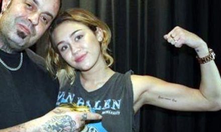 Miley Cyrus estrena su tatuaje número doce