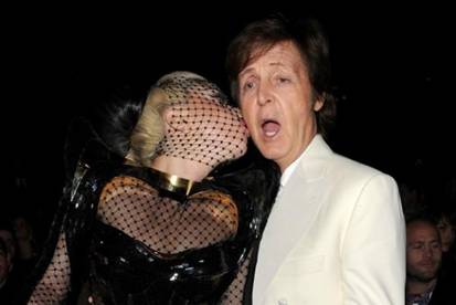 LADY GAGA Y PAUL McCARTNEY SORPRESIVO BESO EN LOS GRAMMY 2012