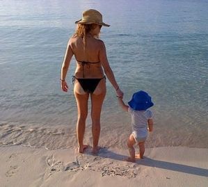 PAULINA RUBIO CON SU BEBÉ EN LA PLAYA