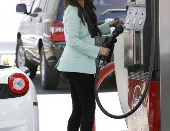 Kim Kardashian luce sensual hasta en la gasolinera