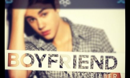 Selena Gomez feliz por el estreno del nuevo single de Justin Bieber »Boyfriend»