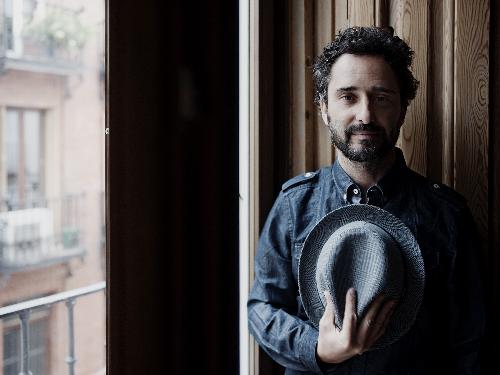 Tómate un café con el aclamado cantautor uruguayo Jorge Drexler.