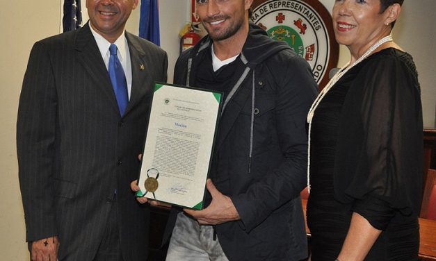 Gobierno de Puerto Rico rinde homenaje a a Julián Gil