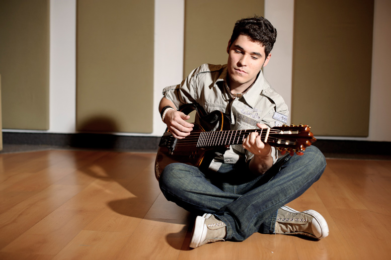 ERICK DEBUTA CON SU TEMA »MOMENTOS QUE SE VAN»