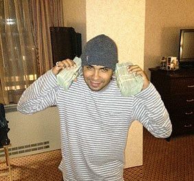 Chencho de Plan B muestra faja de dinero horas antes del arresto de Raphy Pina