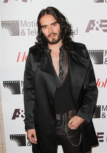 Emiten una orden de arresto contra Russell Brand, por un delito menor