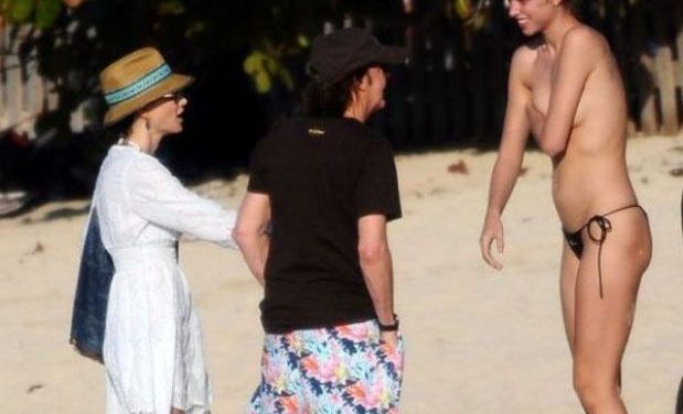 Una fan en topless le pide autógrafo a Paul McCartney