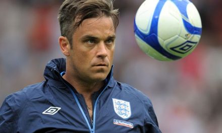 Robbie Williams se lesiona la espalda en accidente casero