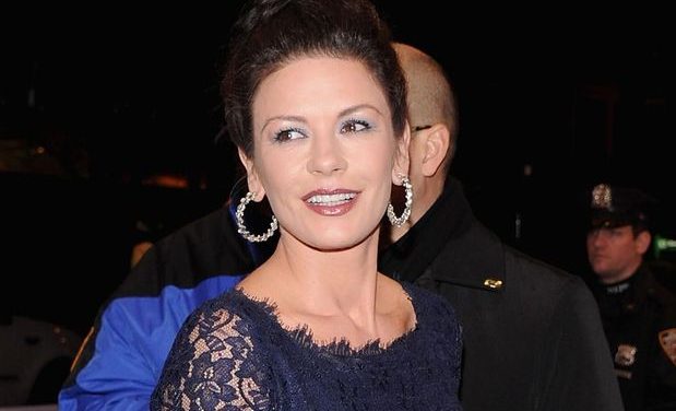 Catherine Zeta Jones se pone nerviosa cuando habla con Bono