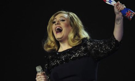 Adele supera a Lady Gaga en descargas digitales en EE.UU.