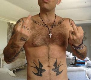 Robbie Williams se desnuda para mostrar que no está gordo