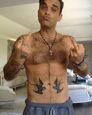 Robbie Williams se desnuda para mostrar que no está gordo