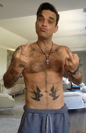 Robbie Williams se desnuda para mostrar que no está gordo