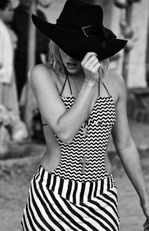 Shakira comparte sensual foto de su nuevo video en Twitter