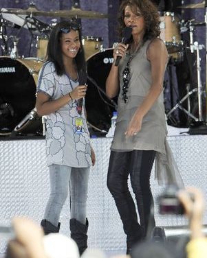 Hija de Whitney Houston desea quitarse el apellido paterno