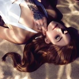 LANA DEL REY PUBLICA FOTOGRAFÍA DEL VIDEOCLIP DE BLUE JEANS
