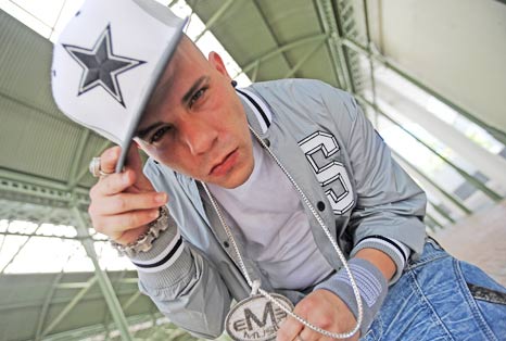 Kendo Kaponi: un talento en el bajo mundo de la música