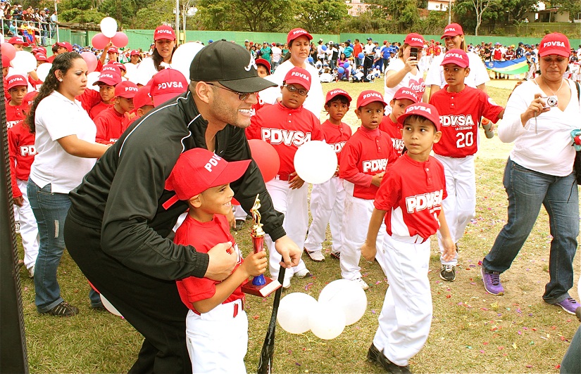 ANTONIO »EL POTRO» ÁLVAREZ DONÓ MATERIAL DEPORTIVO A DOS MIL NIÑOS