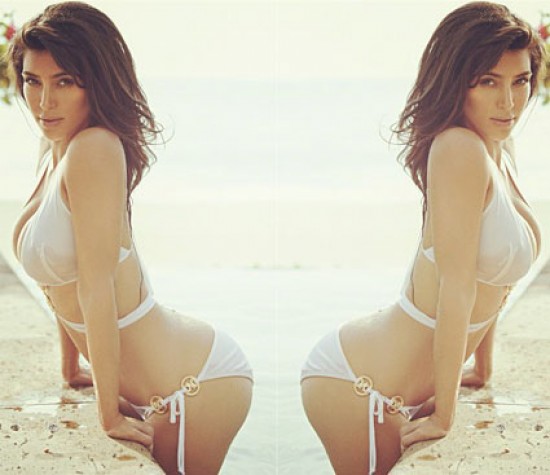 Kim Kardashian luce sexy en bikini por partida doble