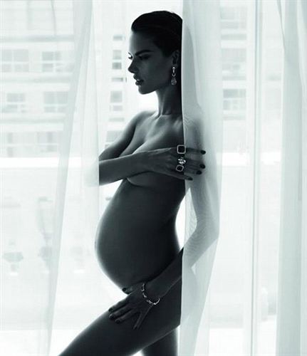 Alessandra Ambrosio, desnuda y embarazada de ocho meses