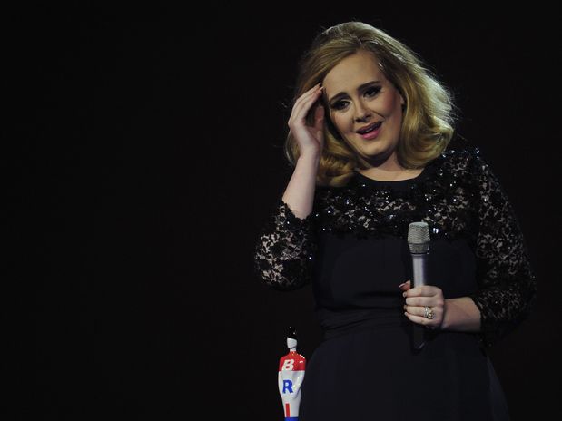 Adele lidera nominaciones a premios Billboard