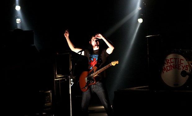 Arctic Monkeys muestra nueva faceta oscura en Lollapalooza