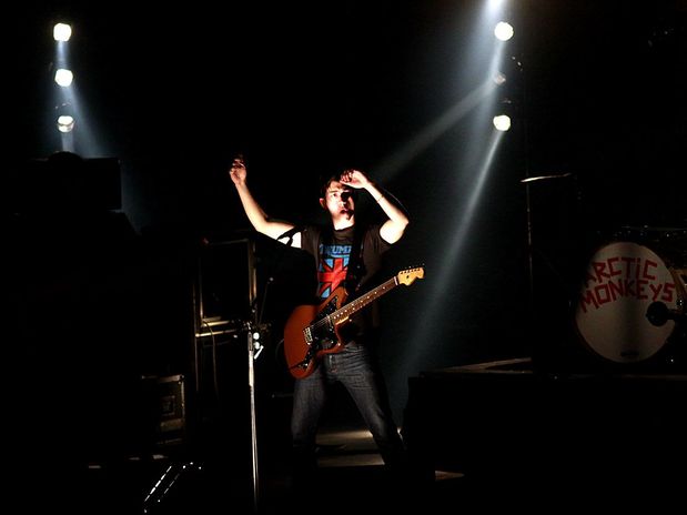 Arctic Monkeys muestra nueva faceta oscura en Lollapalooza