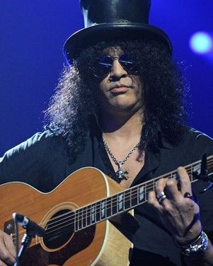 Slash dice que Axl Rose lo odia a muerte