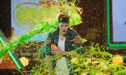 Justin Bieber, premiado y bañado en premios Kid’s Choice