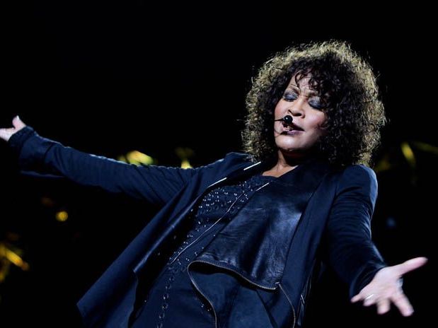 Revelan que Whitney Houston se deprimió al quedarse sin voz