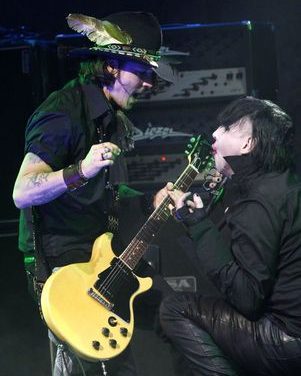 Marilyn Manson invita a tocar en vivo a actor Johnny Depp