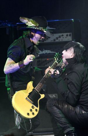Marilyn Manson invita a tocar en vivo a actor Johnny Depp