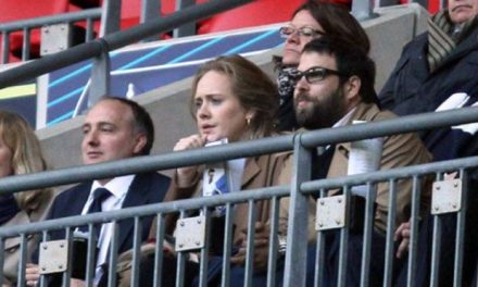 Adele usa su voz para alentar a su equipo de fútbol