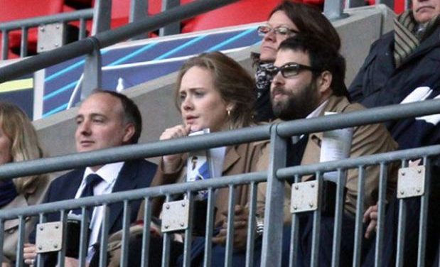 Adele usa su voz para alentar a su equipo de fútbol