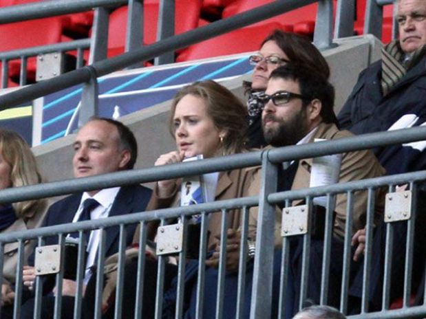 Adele usa su voz para alentar a su equipo de fútbol
